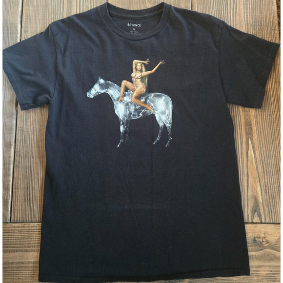 Beyonce T Shirt Medium Pose 3 Renaissance Horse Cowboy Carter Tour Concert Tee - Picture 1 of 5